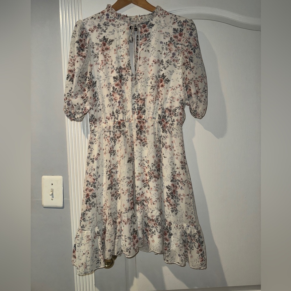 Missguided Multicolor Floral Dress with Puff Sleeves - Picture 2 of 5